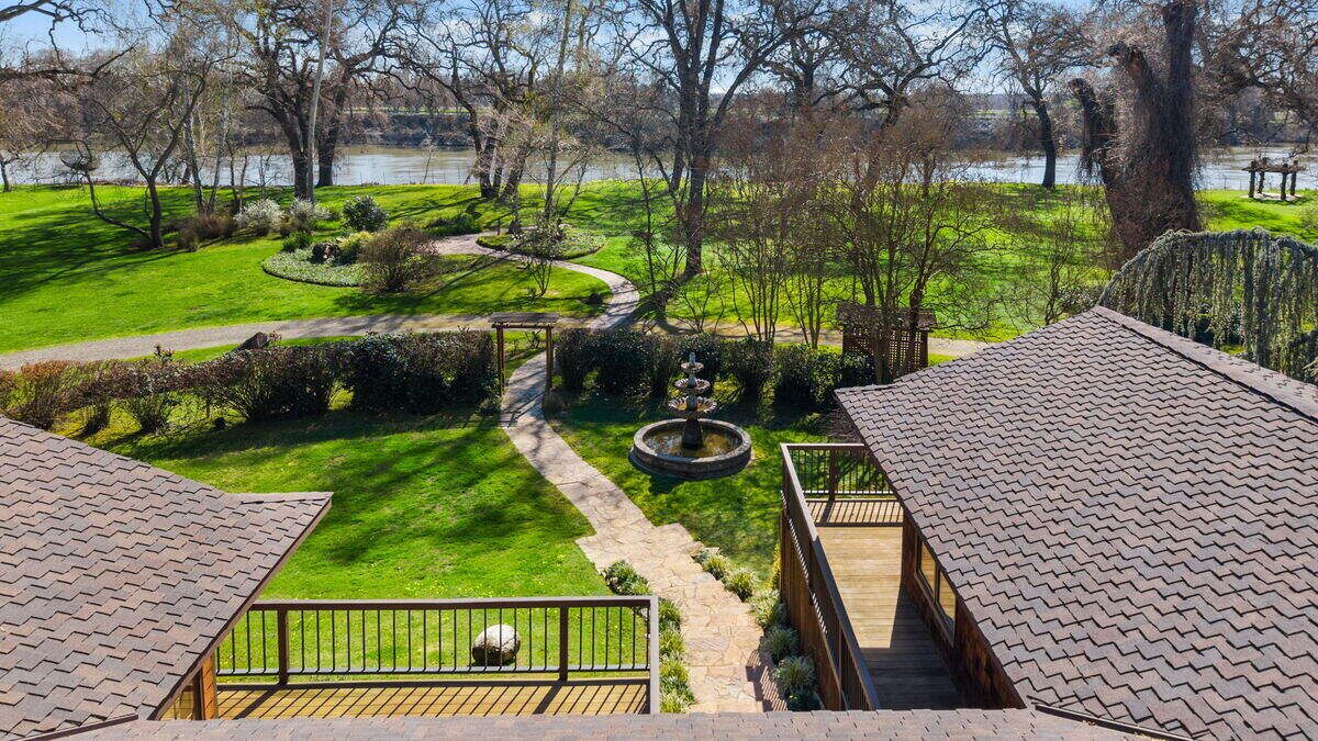 Heritage oaks and manicured lawns provide a park-like backdrop for riverside weddings, picnics and family celebrations.