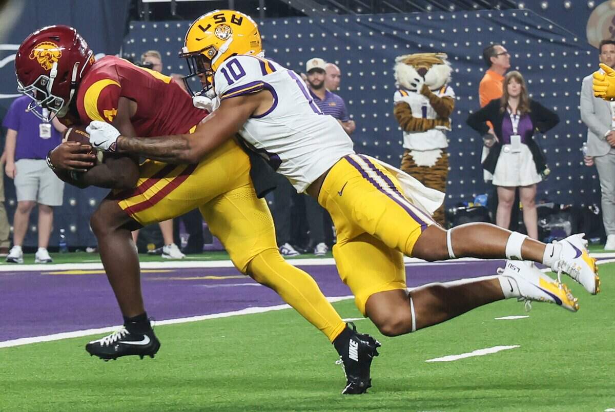 DirecTV customers lost access to ESPN programming just before the start of the USC-LSU college football game in Las Vegas. (Robert Gauthier/Los Angeles Times/TNS)