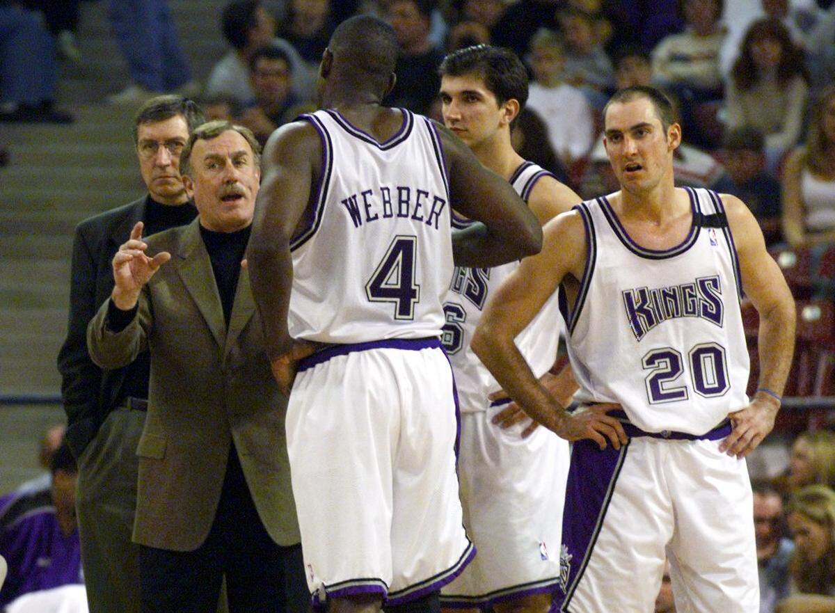 Kings coach Rick Adelman talks to Chris Webber, Peja Stojakovic and Jon Barry in the final seconds of their victory over the Dallas Mavericks on Dec. 26, 1999.