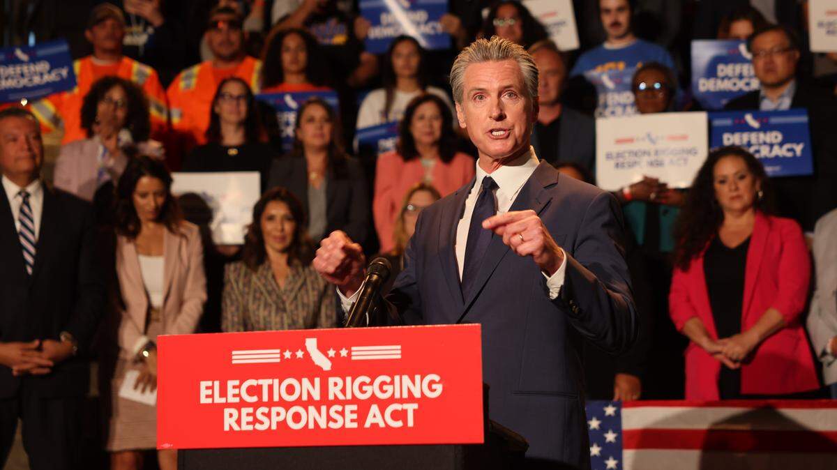 El gobernador Gavin Newsom anuncia su plan para redibujar los distritos congresuales de California, durante una conferencia de prensa el jueves 14 de agosto de 2025, en Los Ángeles. 