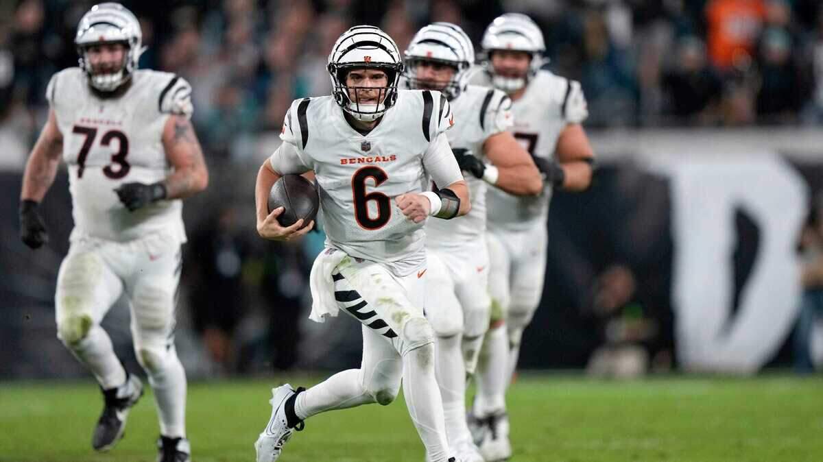 Cincinnati Bengals quarterback Jake Browning (6) carries the ball for a first down in the fourth quarter of a Week 13 NFL football game against Jacksonville Jaguars, Monday, Dec. 4, 2023, at EverBank Stadium in Jacksonsville, Fla.