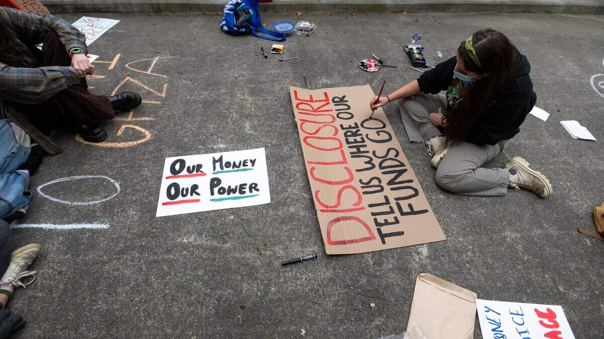 La estudiante de Cal Poly Humboldt Lily, quien no compartió su apellido, pinta un cartel el martes 23 de abril de 2024 en el exterior del Siemens Hall, ocupado por estudiantes pro-Palestina y miembros de la comunidad para pedir un alto el fuego permanente en Gaza.