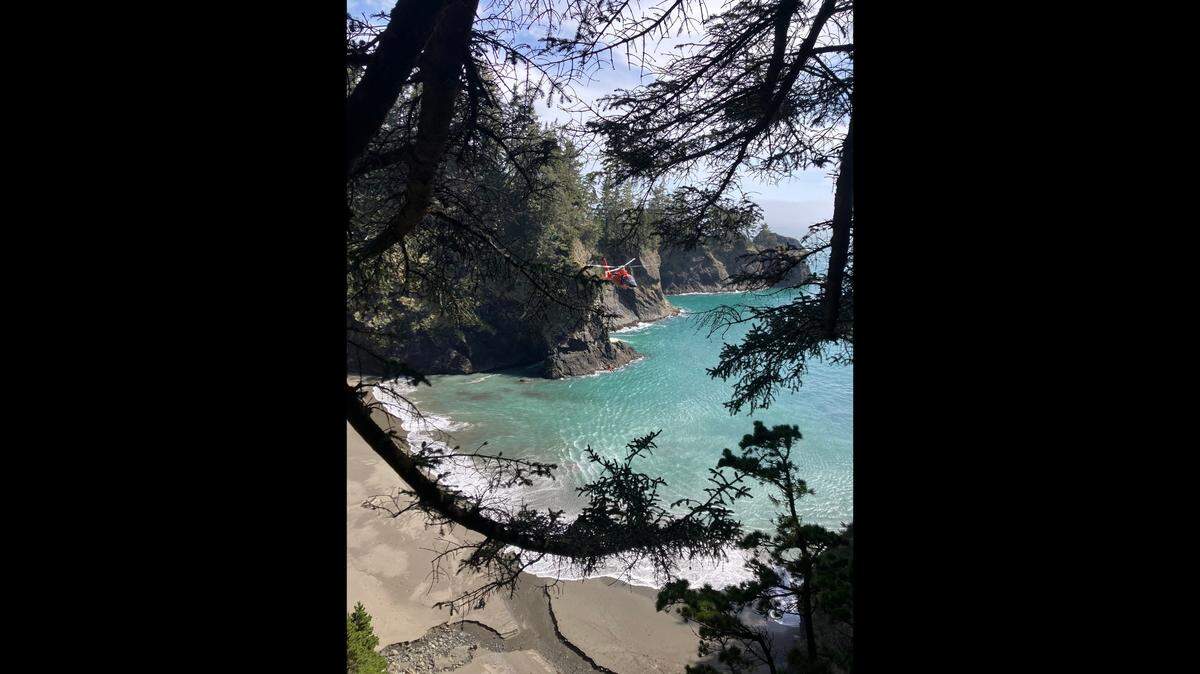 A father, his two kids and a family friend fell off a cliff near Brookings, killing the 36-year-old dad, Oregon sheriff’s officials say. A U.S. Coast Guard helicopter assisted with the rescue.