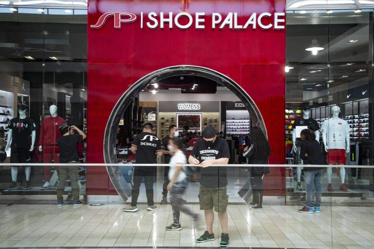 Shoppers line up outside of SP Shoe Palace at the Westfield Galleria Mall in Roseville in 2020. Thefts at Bay Area and Southern California stores has Sacramento-area law enforcement preparing for Black Friday to thwart similar brazen crimes over the holiday shopping season.