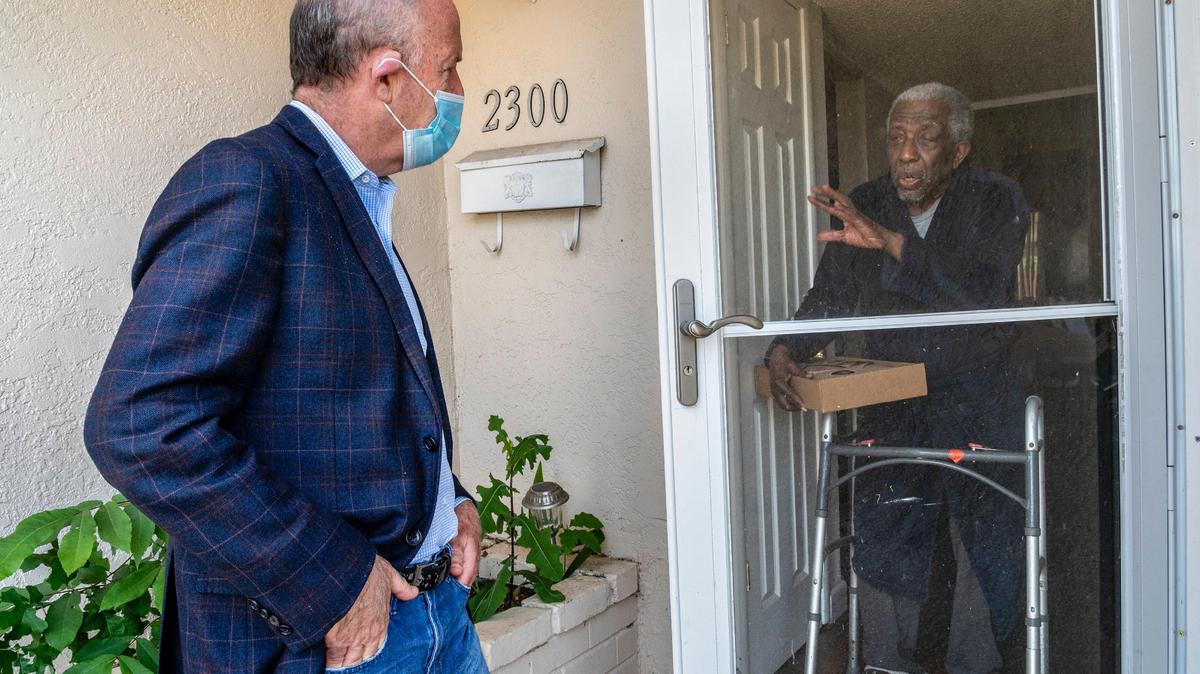 Sacramento Mayor Darrell Steinberg speaks to Warren Tippie, a 97-year old World War II veteran, after delivering a meal as part of the Great Plates Delivered program on Wednesday, May 20, 2020, during the coronavirus outbreak. Steinberg’s strong mayor ballot measure received a big boost with an endorsement from the Central Labor Council on Wednesday.