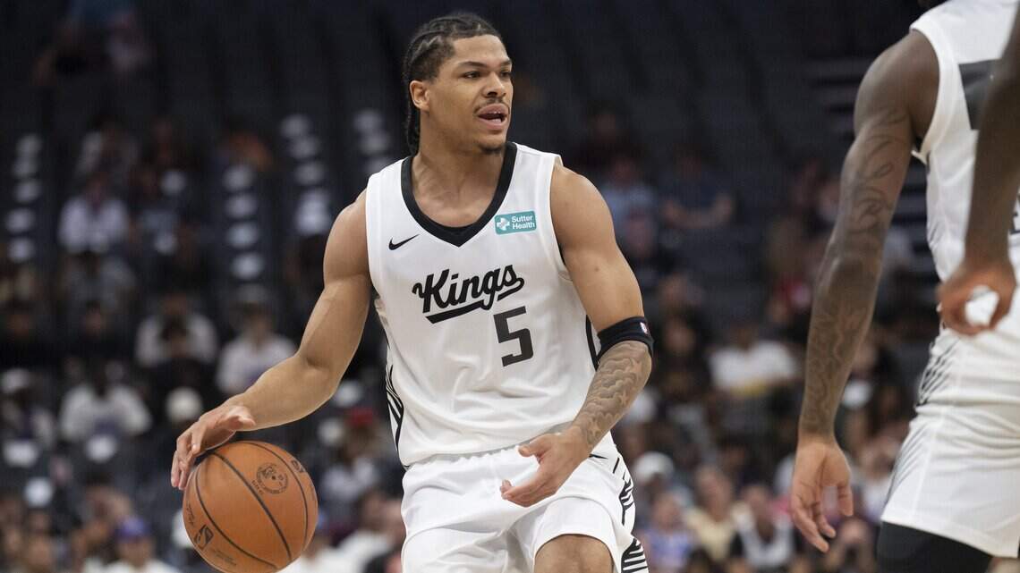 Acuff hits clutch 3s as Kings beat Bucks to go 3-0 at California Classic