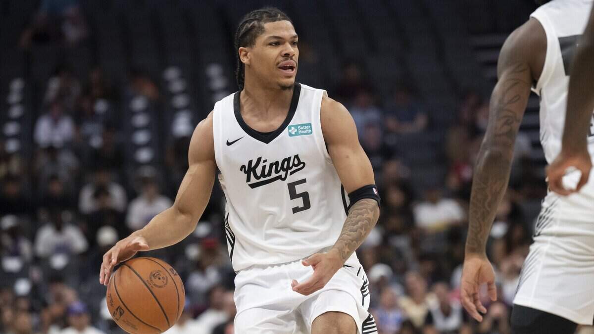 Acuff's clutch threes lift Kings over Bucks, 95-89