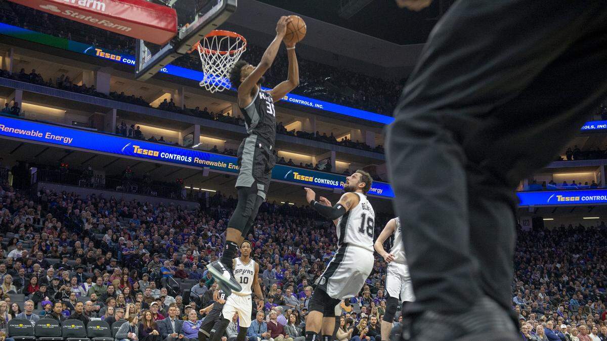 Sacramento Kings forward Marvin Bagley III (35) catches and does a reverse dunk in the second half against the San Antonio Spurs, on Monday, Feb. 4, 2019 at the Golden 1 Center in Sacramento.