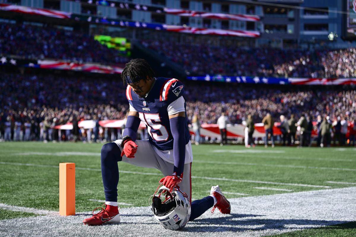 FOXBOROUGH, MASSACHUSETTS - NOVEMBER 02: Marte Mapu #15 of the New England Patriots prays before the game against the Atlanta Falcons in the game at Gillette Stadium on November 02, 2025 in Foxborough, Massachusetts. (Photo by Billie Weiss/Getty Images)