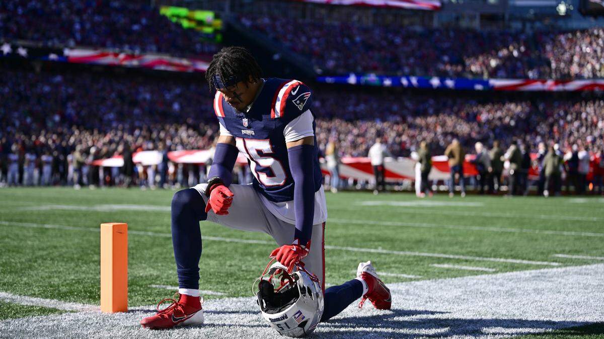 FOXBOROUGH, MASSACHUSETTS - NOVEMBER 02: Marte Mapu #15 of the New England Patriots prays before the game against the Atlanta Falcons in the game at Gillette Stadium on November 02, 2025 in Foxborough, Massachusetts. (Photo by Billie Weiss/Getty Images)