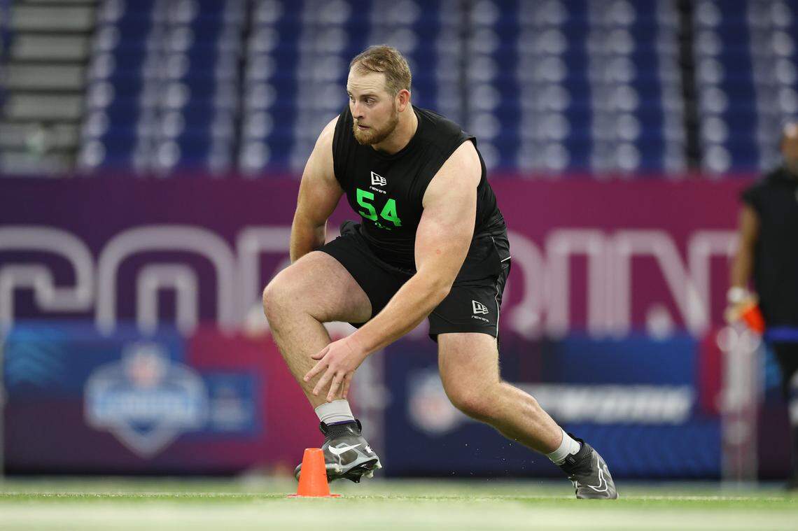 INDIANAPOLIS, INDIANA - MARCH 01: Carver Willis of the Washington Huskies participates in a drill during the 2026 NFL Scouting Combine at Lucas Oil Stadium on March 01, 2026 in Indianapolis, Indiana. (Photo by Stacy Revere/Getty Images)