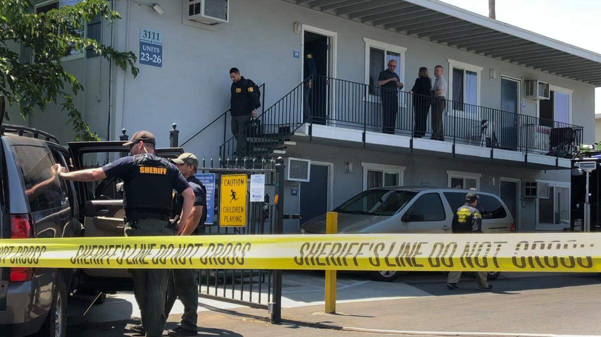 FBI and sheriff’s officers are seen outside an Arden Arcade apartment Tuesday afternoon, Aug. 15, 2018 after securing a search warrant. Federal agents in Sacramento arrested a suspected ISIS member.