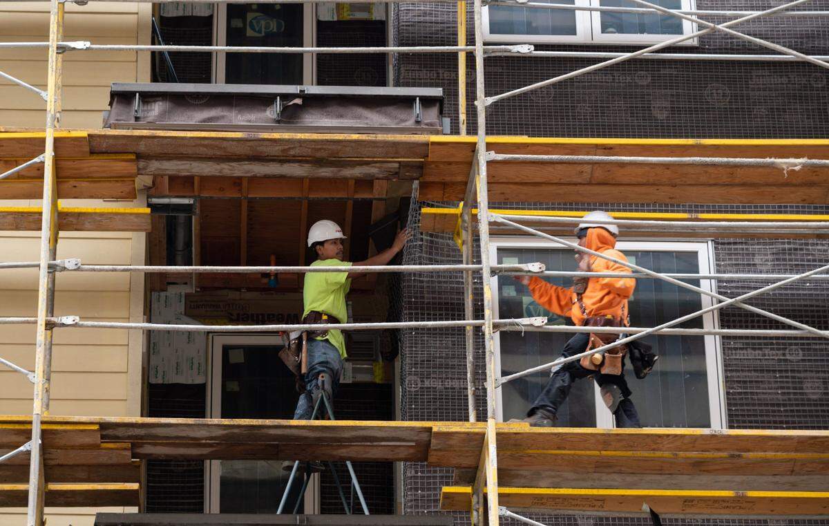 Building crews work at the Capitol Towers Tuesday in downtown Sacramento. The project replaces villas built in as part of a redevelopment project in the 1950s and ’60s.