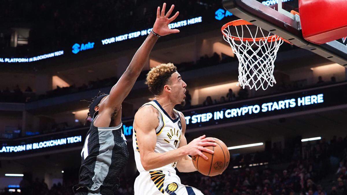 Indiana Pacers guard Chris Duarte (3) drives in ahead of Sacramento Kings guard Buddy Hield (24) during the third quarter at Golden 1 Center on Nov. 7, 2021.