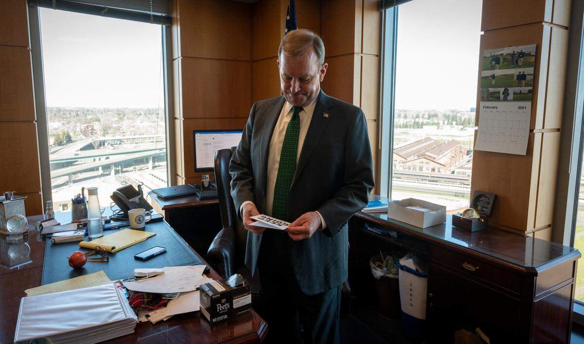 U.S. Attorney McGregor Scott looks at a card given to him by his staff that says “Keep going,” as he packs up his office on his last week on the job.