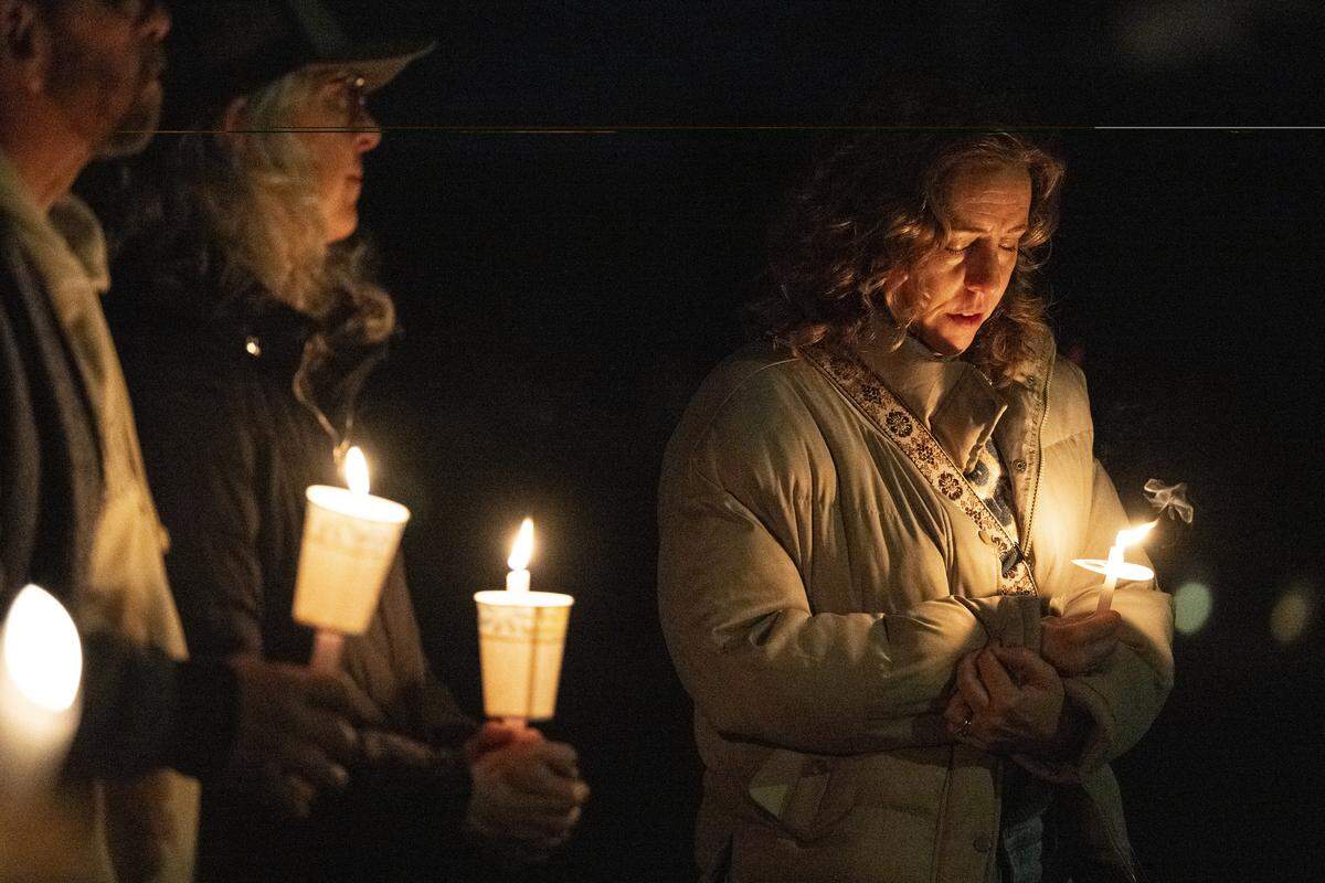 Abbie Mouillesseaux, center, bows her head during a vigil outside the home of Lindsey Peralta Vallerga and David Edward Vallerga on Mill Water Circle in Rancho Cordova on Sunday, Feb. 1, 2026, after the Vallergas and their children were found dead on Jan. 27 in an apparent murder-suicide.