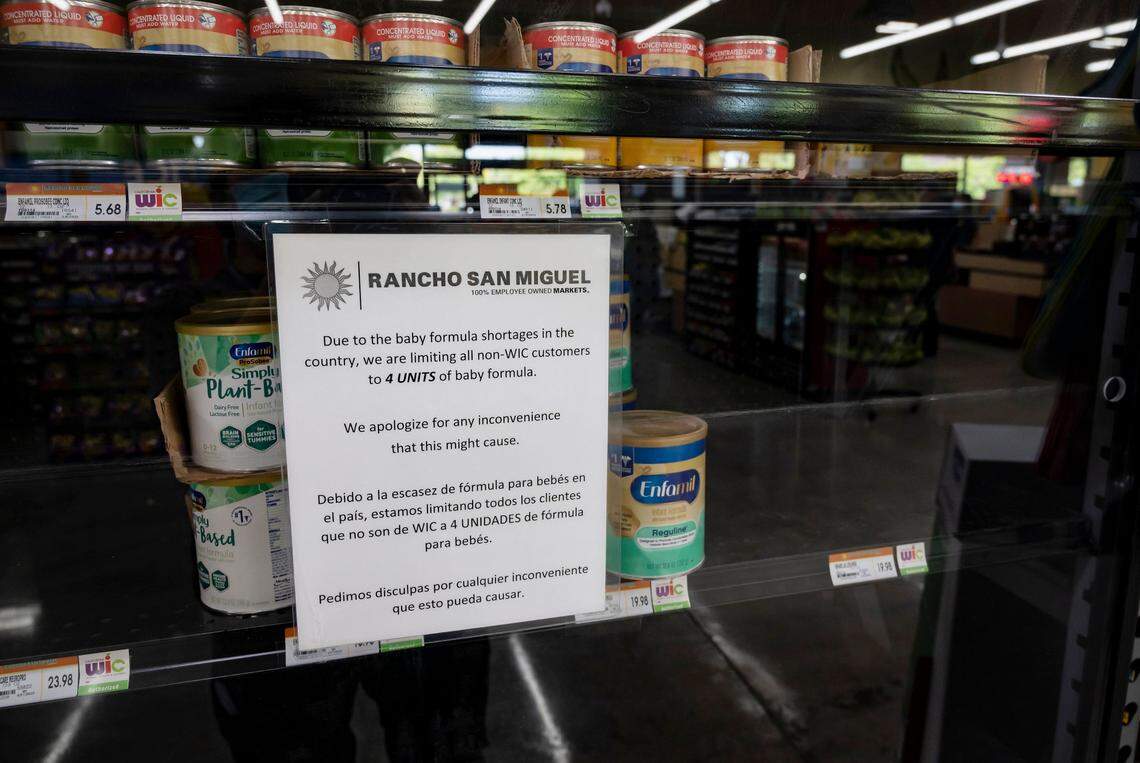 Los estantes de leche de fórmula infantil están casi vacíos en Rancho San Miguel el 23 de mayo, en la sección North Oak Park de Sacramento. Aunque en un principio la escasez de fórmula láctea para bebés en todo el país parecía no afectar a muchos lugares de Sacramento, los nuevos datos indican que Sacramento es ahora la ciudad más afectada por la escasez.