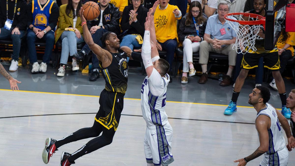 Golden State Warriors forward Jonathan Kuminga (00) attempts a dunk on Sacramento Kings center Alex Len (25) in the first half during Game 3 of the first-round NBA playoff series at Chase Center in San Francisco on Thursday, April 20, 2023.