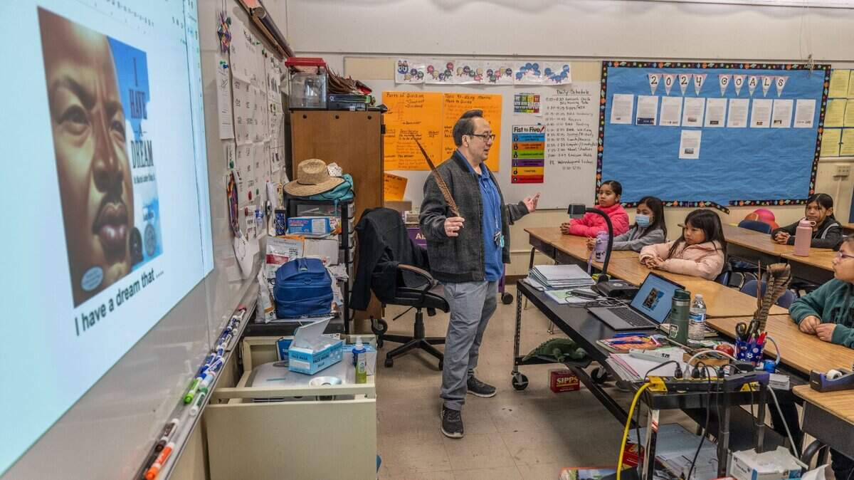 El maestro de cuarto grado de Ethel I. Baker Elementary habla con los alumnos el jueves 18 de enero.