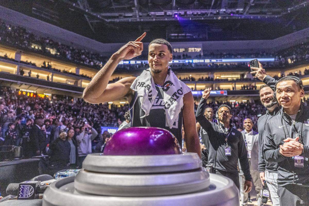 Sacramento Kings forward Keegan Murray (13) lights the beam after helping lead his team to victory against the Minnesota Timberwolves during an NBA game at Golden 1 Center on Tuesday, Nov. 25, 2025.