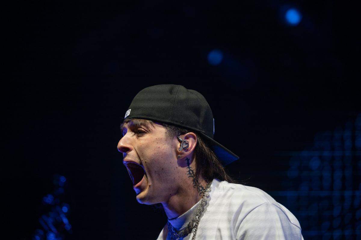 El cantante mexicano Peso Pluma actuó el domingo 9 de julio de 2023 en el Golden 1 Center como parte de su gira Doble P Tour que recorrerá 31 ciudades. Peso Pluma se convirtió en el primer artista mexicano en alcanzar el No. 1 en la lista Spotify Global Top Songs. Este año, ocho de sus canciones han entrado en la lista Billboard Hot 100.