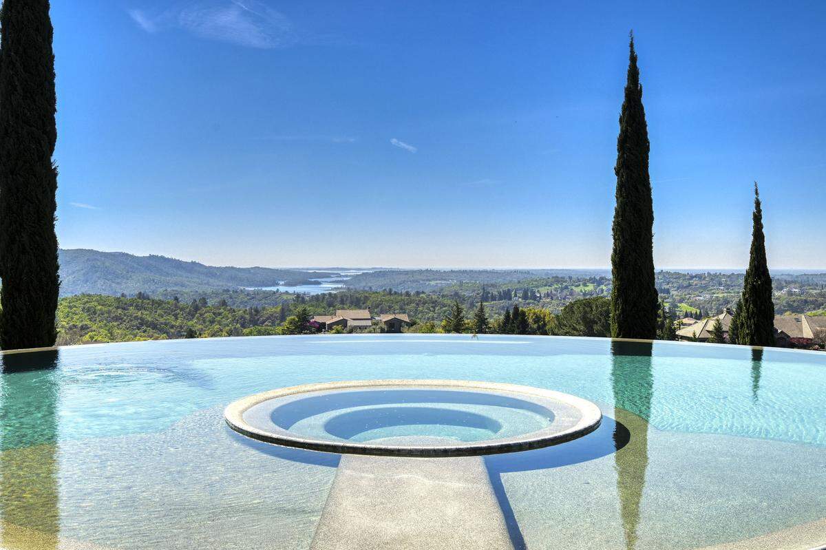 The North Fork of the American River and Folsom Lake can be seen from the infinity-edge pool.