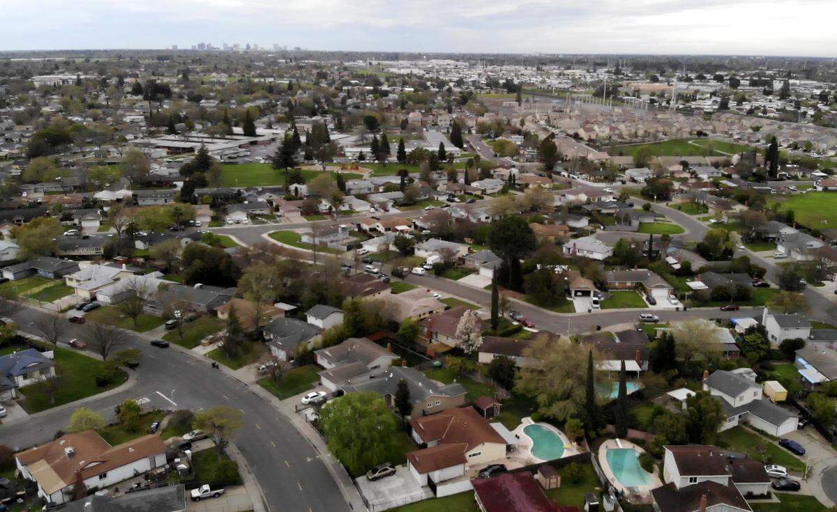 A view of the Meadowview neighborhood of Sacramento in March 2019 shows the sparsity of its tree canopy. The canopy covers only 12 percent of Meadowview, well below the city average of 20 percent.