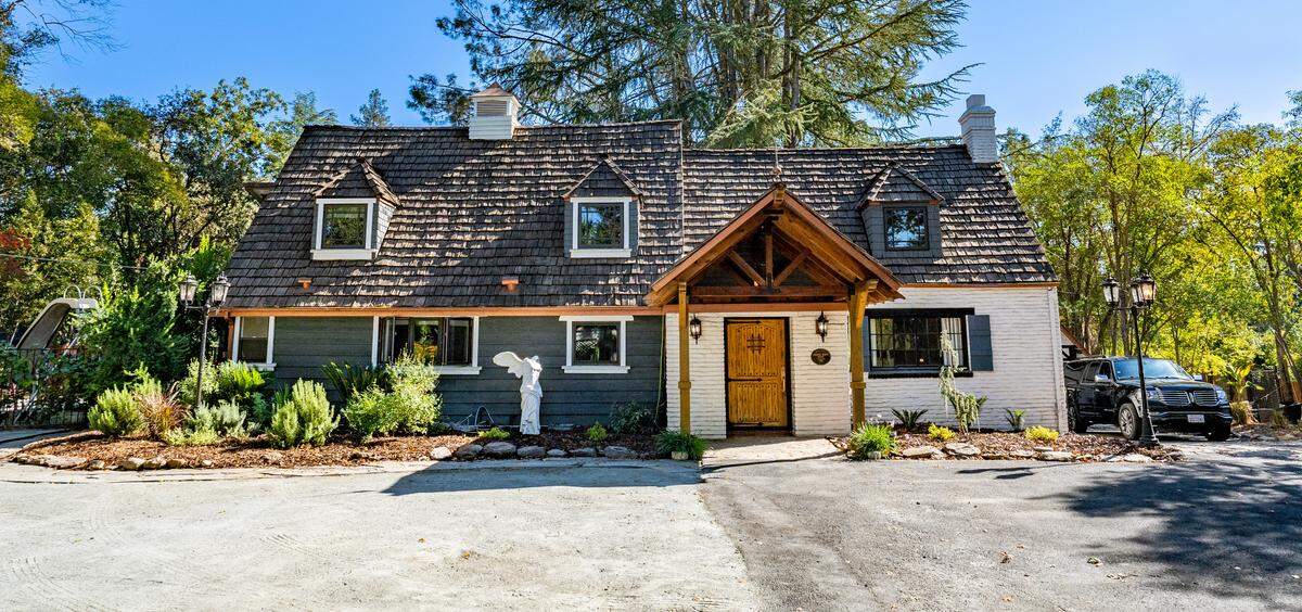 Saverien Manor was built in 1936 by Frank “Squeaky” Williams and has hit the market for nearly $3 million, October 26, 2022.