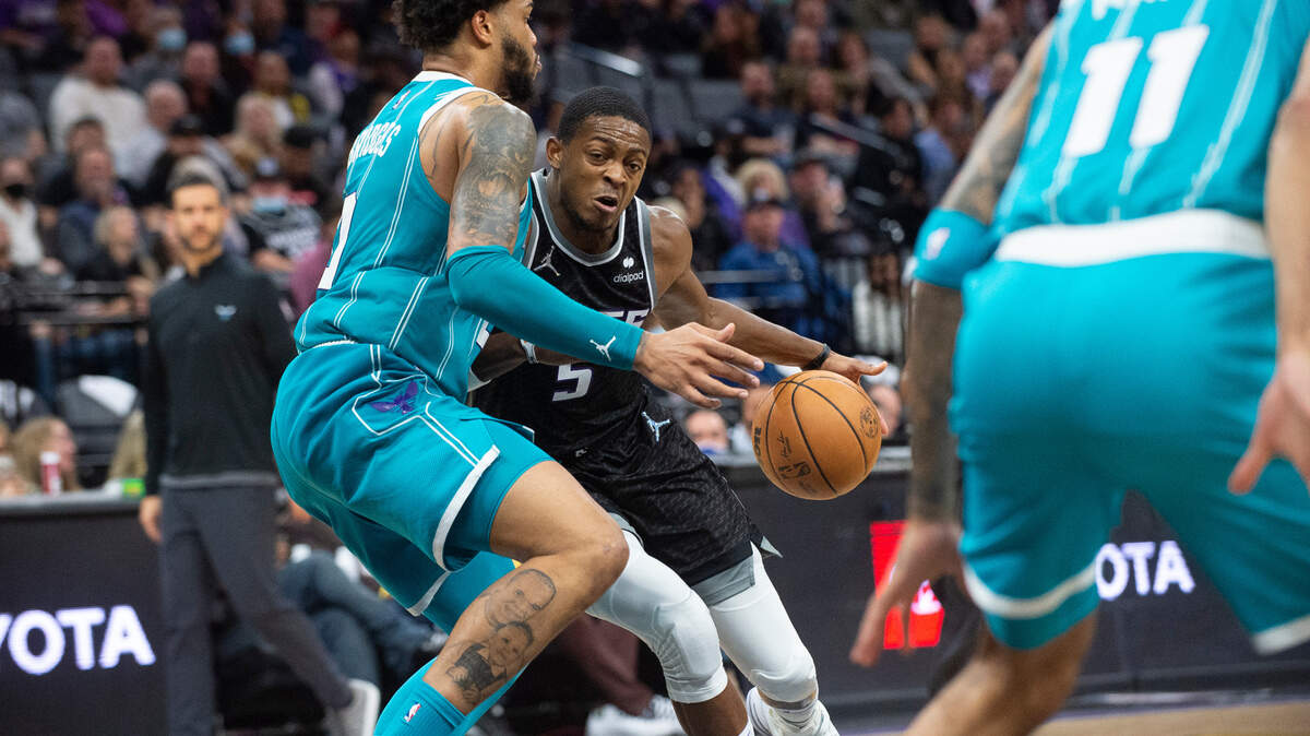 Sacramento Kings guard De’Aaron Fox played a key role in maintaining a 140-110 win over Charlotte on Friday.