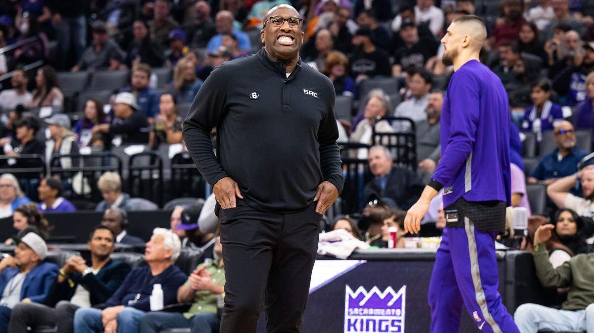 Sacramento Kings head coach Mike Brown reacts at the end of the first quarter as the Kings’ lead shrinks against the San Antonio Spurs after their three point basket at the buzzer at the NBA basketball game Thursday, Nov. 17, 2022, at Golden 1 Center in Sacramento.