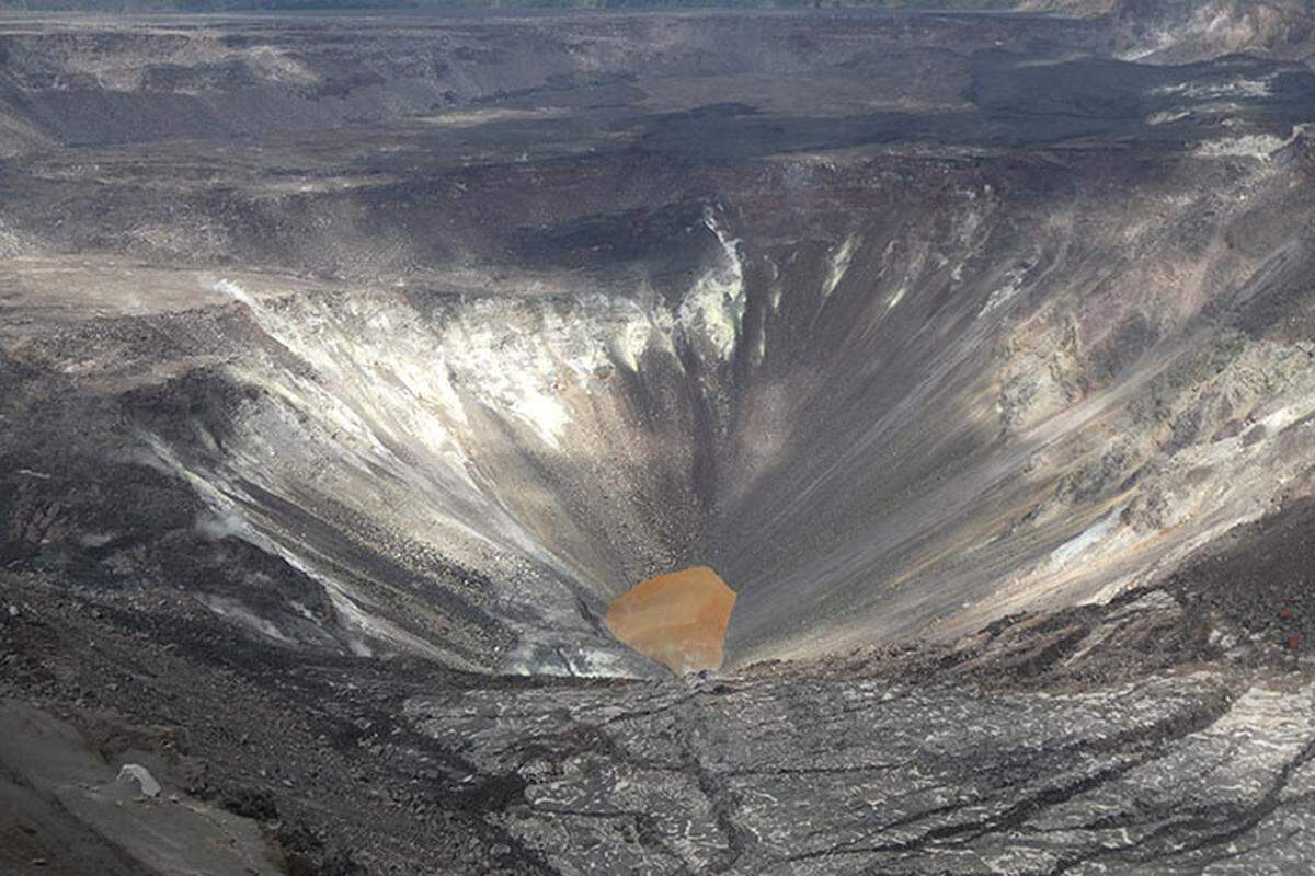 The deadly water in this lake ranges from 176 to 185 degrees, according to the USGS Hawaiian Volcano Observatory.