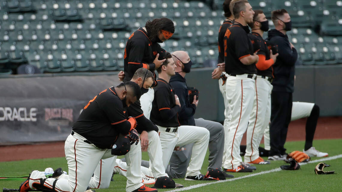 San Francisco Giants’ Gabe Kapler becomes first MLB manager to kneel during anthem