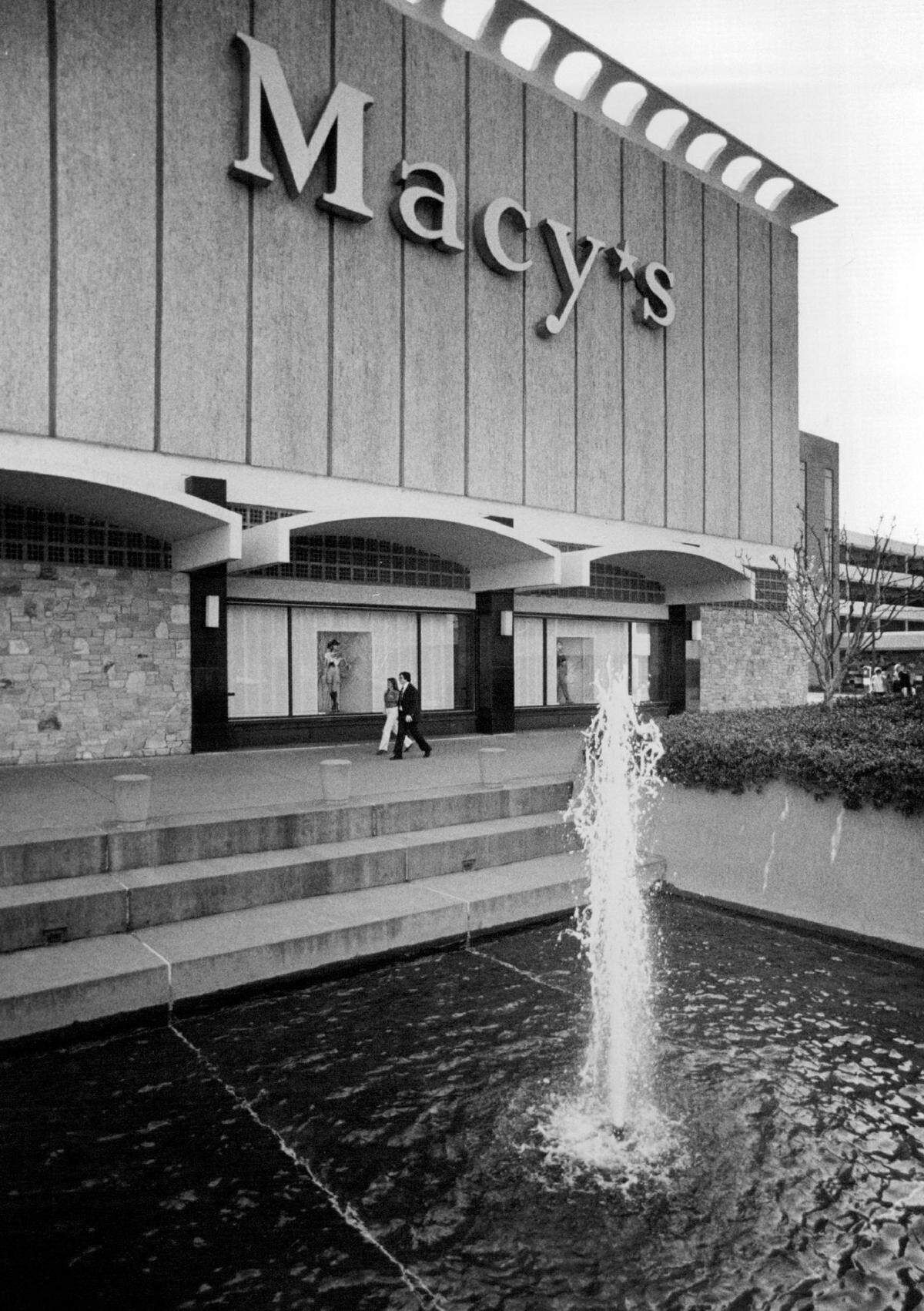 The Macy’s entrance on the K Street mall side features fountains surrounded by concrete in 1981.