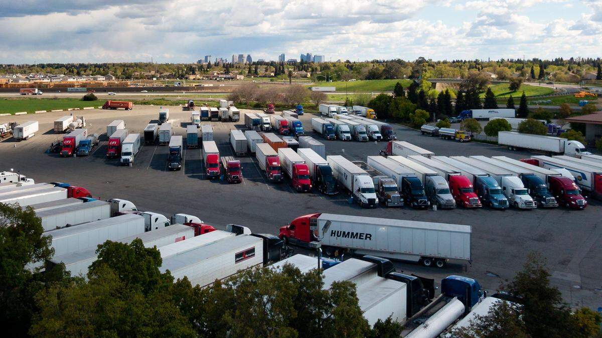 Tractor-trailers line the lot behind the Sacramento 49er Travel Plaza in March 2020. A federal judge in Sacramento is set to hear a lawsuit Friday from four major truckmakers challenging California’s authority to enforce its Clean Truck Partnership, a 2023 agreement aimed at cutting emissions from heavy-duty vehicles.