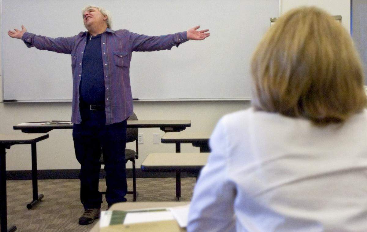 Sacramento performance poet B.L. Kennedy talks to aspiring writers and lovers of literature at Sacramento State during a tour of Sacramento’s literary history in 2006. The group then toured around Sacramento, viewing homes of authors such as Joan Didion, then ended with a poetry reading at Luna’s Cafe.