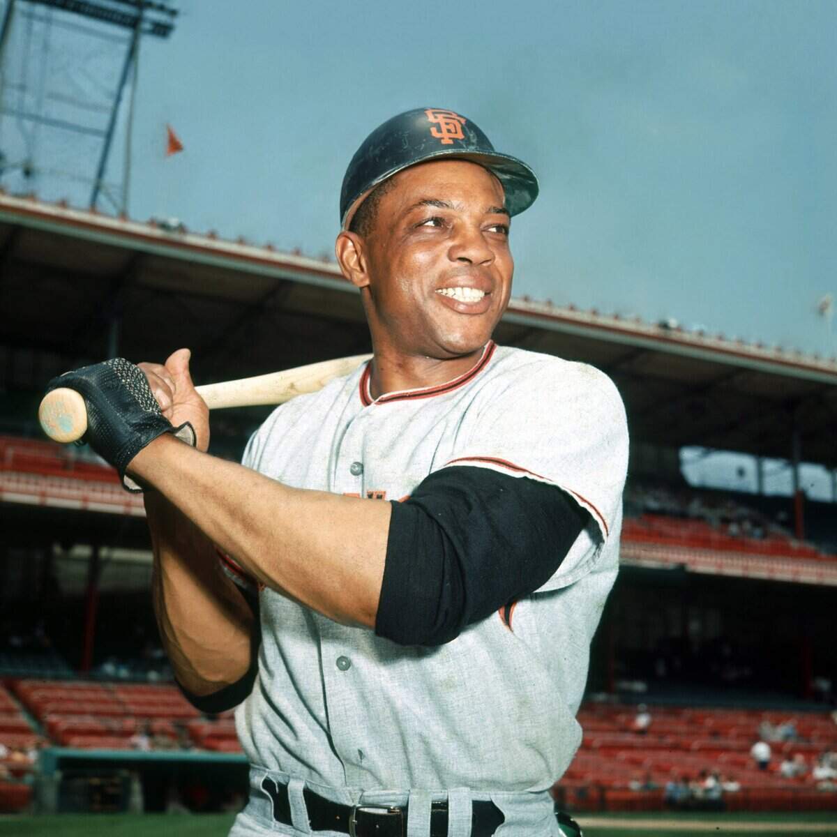 El jardinero de los San Francisco Giants Willie Mays posa para una foto.