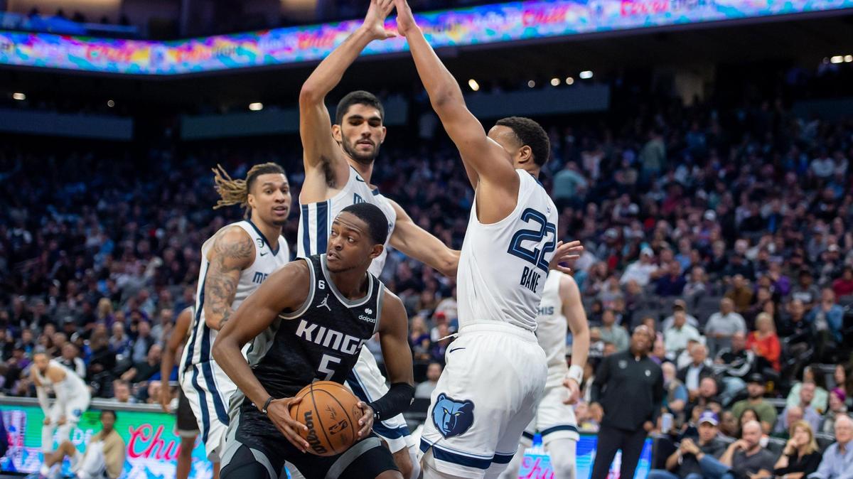 Sacramento Kings guard De’Aaron Fox (5) looks to the wing after driving to the basket against the Memphis Grizzlies during the fourth quarter of the NBA basketball game Thursday, Oct. 27, 2022, at Golden 1 Center in Sacramento. The Grizzlies won 125-110.