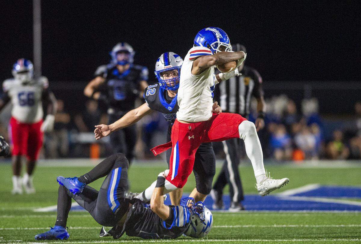 The Folsom Bulldogs’ Isaiah Williams (4) attempts to escape from the Rocklin Thunder’s Braelyn Frost (22) in September. 