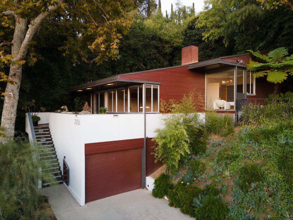 A home called “The Bonnet House” has landed on the Los Angeles, California real estate market for $2.499 million. It was built by Richard Neutra