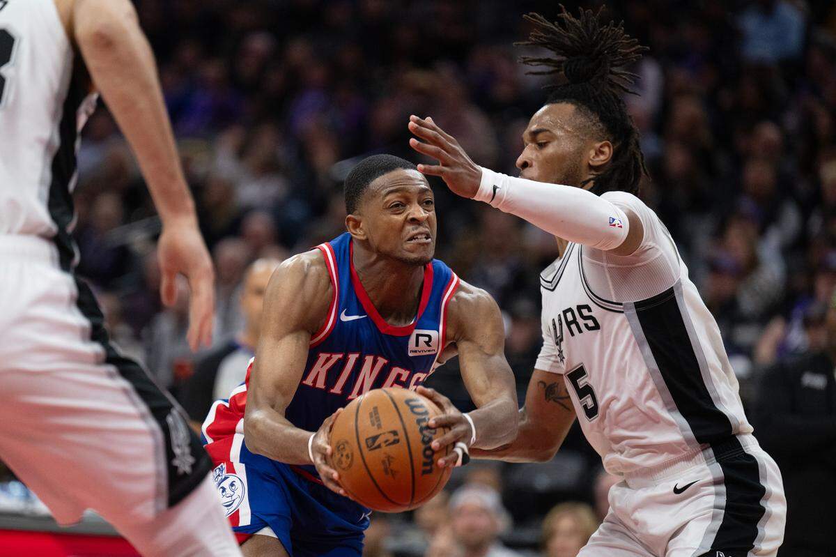 Sacramento Kings guard De’Aaron Fox (5) drives to the basket as San Antonio Spurs guard Stephon Castle (5) defends in the second half on Sunday, Dec. 1, 2024 at the Golden 1 Center.