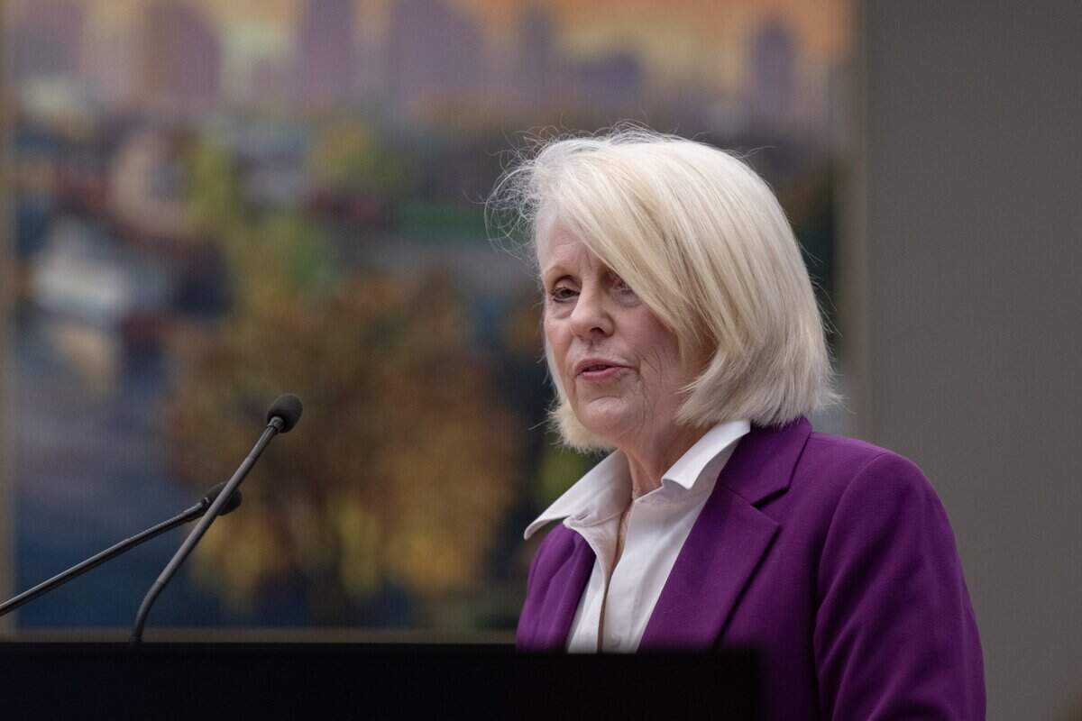 Linda Farley asks the Sacramento City Council to reject the proposal to study the expansion of the Sacramento Zoo in William Land Park during a meeting on Tuesday.