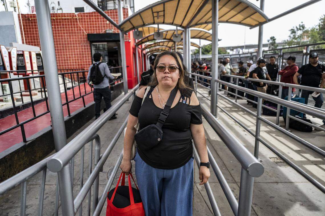 Maria de Jesus Estrada, una beneficiaria de DACA que fue deportada en febrero a México, camina hacia el cruce fronterizo de San Ysidro el lunes 30 de marzo de 2026. A Estrada no se le permitió volver a cruzar a Estados Unidos y está siendo retenida.