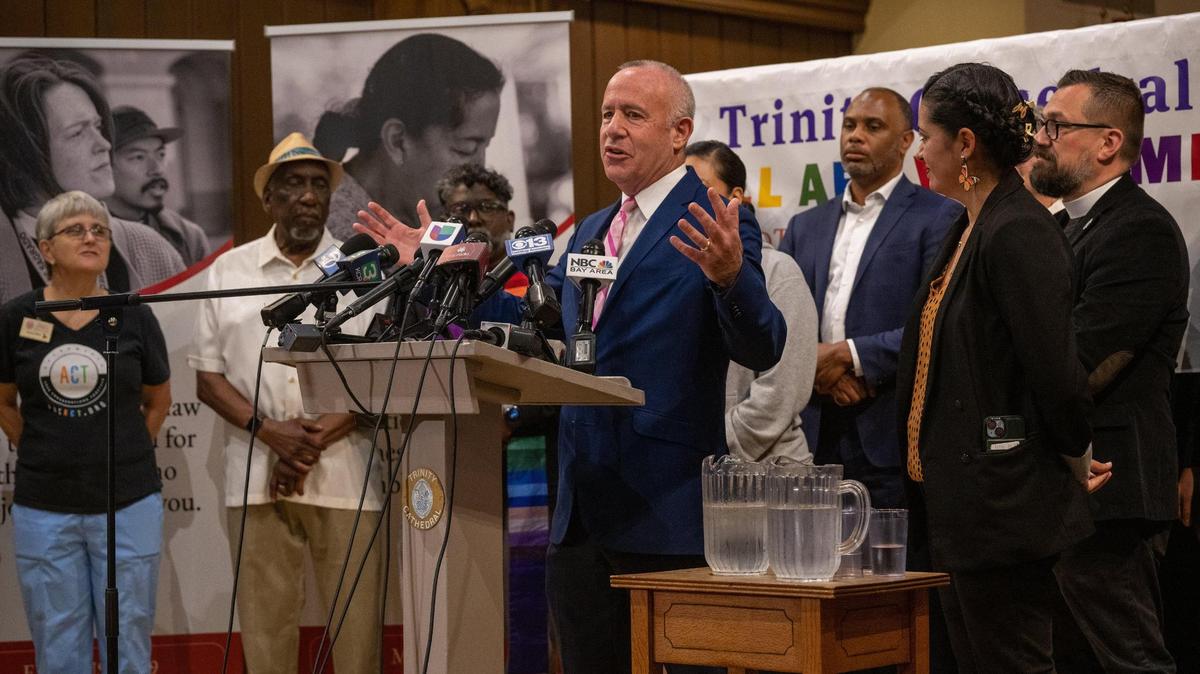 El alcalde de Sacramento, Darrell Steinberg, se refirió a la llegada de 36 migrantes a Sacramento en una conferencia de prensa el 6 de junio de 2023. Dijo que no quería hablar de quién había hecho eso, que no quería dignificarlo.