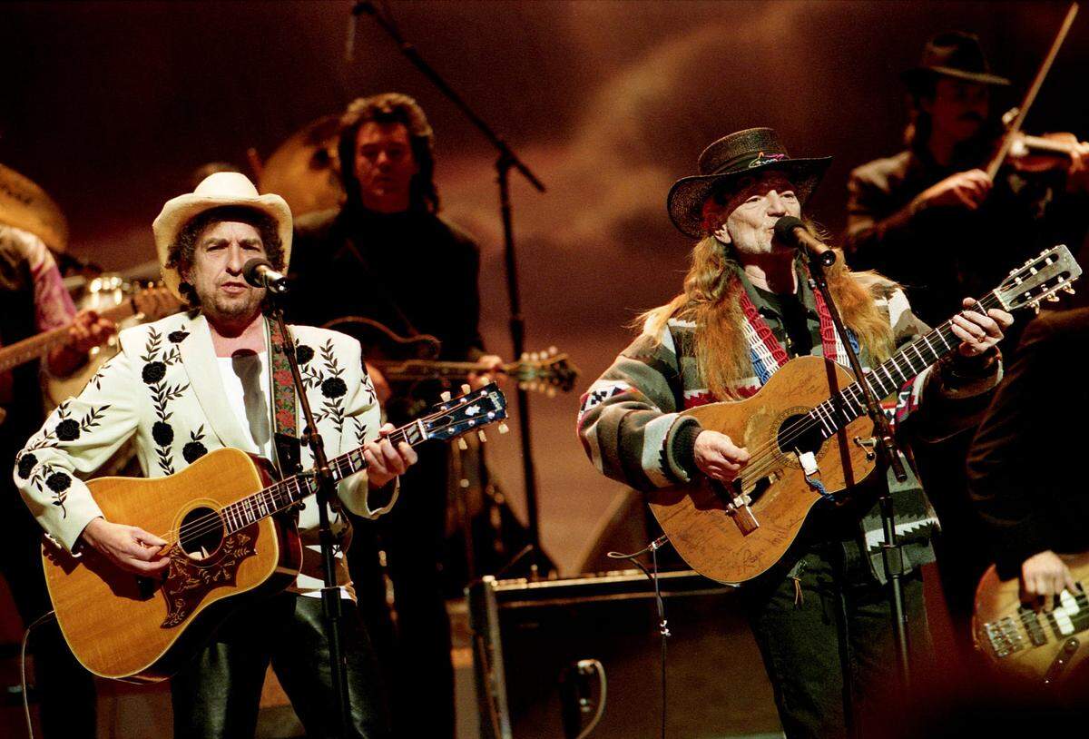 Bob Dylan, left, and Wille Nelson perform a song they wrote together during the taping a show at the Grand Ole Opry House in 1993. The pair are now touring for the Outlaw Music Festival.