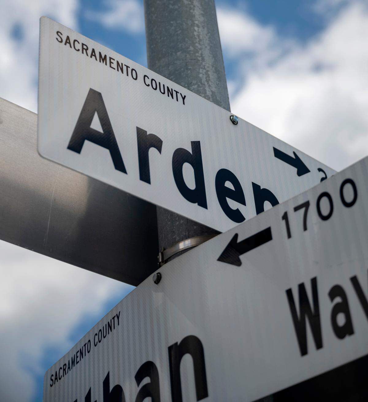 White street signs, typical for Sacramento County’s unincorporated areas, are found at the corner of Arden and Ethan ways in Arden Arcade. The city of Sacramento’s street signs are green.