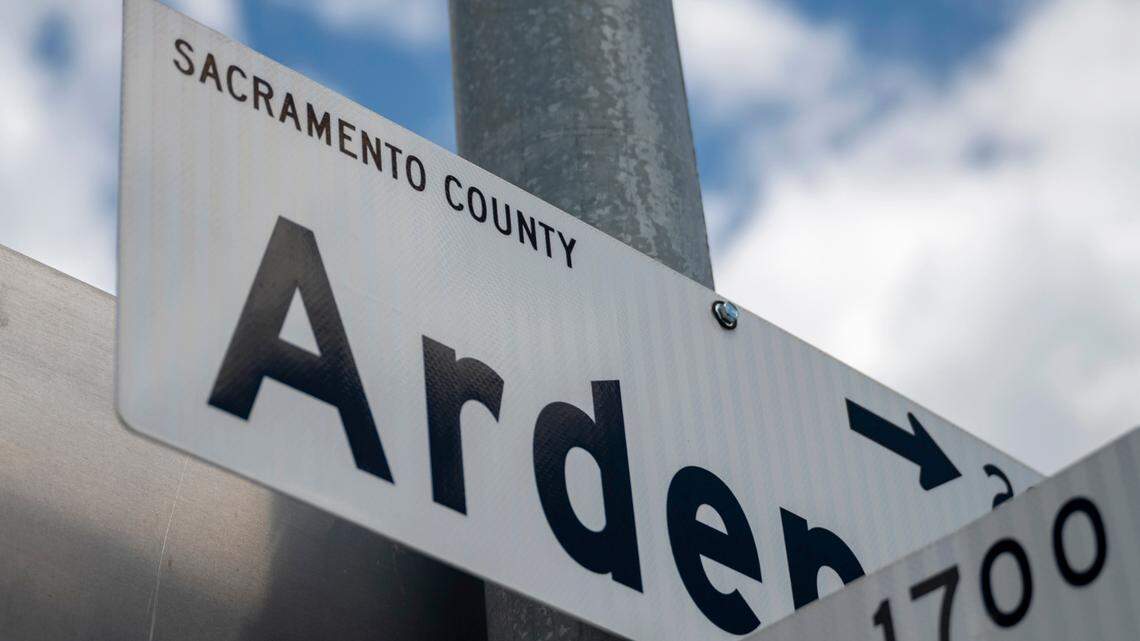 White street signs, typical for Sacramento County’s unincorporated areas, are found at the corner of Arden and Ethan ways in Arden Arcade. The city of Sacramento’s street signs are green.