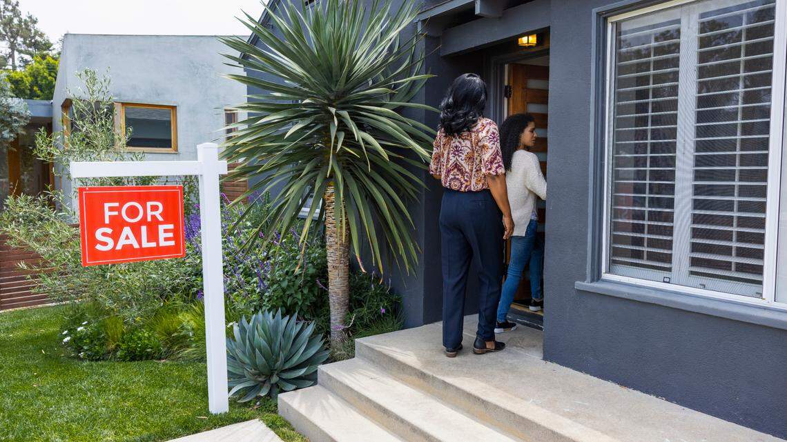 Madre e hija miran una casa en venta