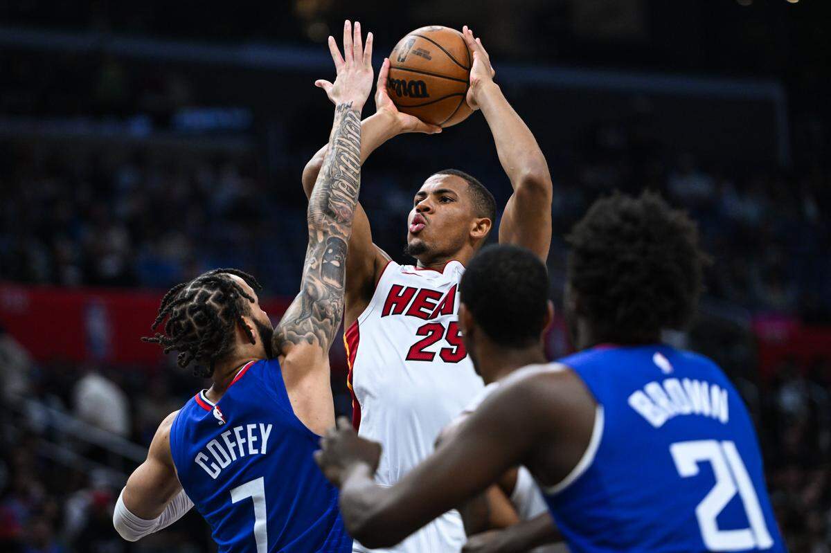 Miami Heat center Orlando Robinson (25) shoots against Los Angeles Clippers guard Amir Coffey (7) during the fourth quarter Jan. 1, 2024, at Crypto.com Arena in Los Angeles.