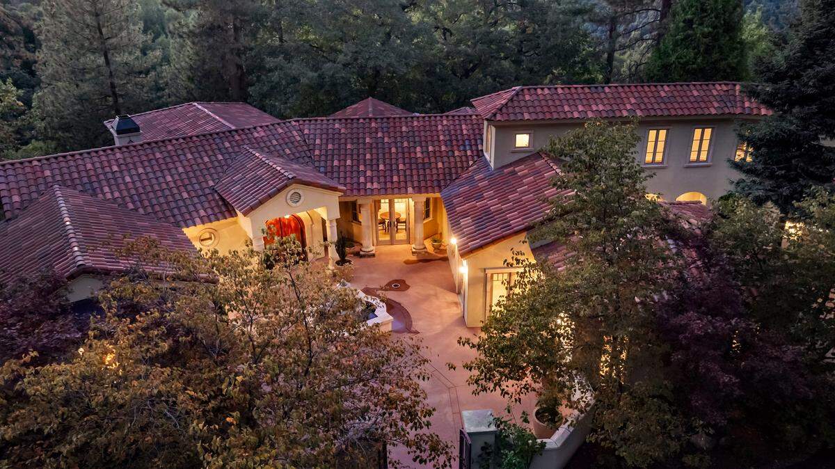 Set on over 42 acres, this Murphys estate in California’s Gold Country offers complete seclusion with no neighbors in sight and panoramic mountain views.