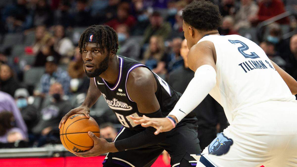 Sacramento Kings center Neemias Queta (88) pass around Memphis Grizzlies center Xavier Tillman (2) in the second half during a game at the Golden 1 Center on Friday, Dec 17, 2021, in Sacramento.